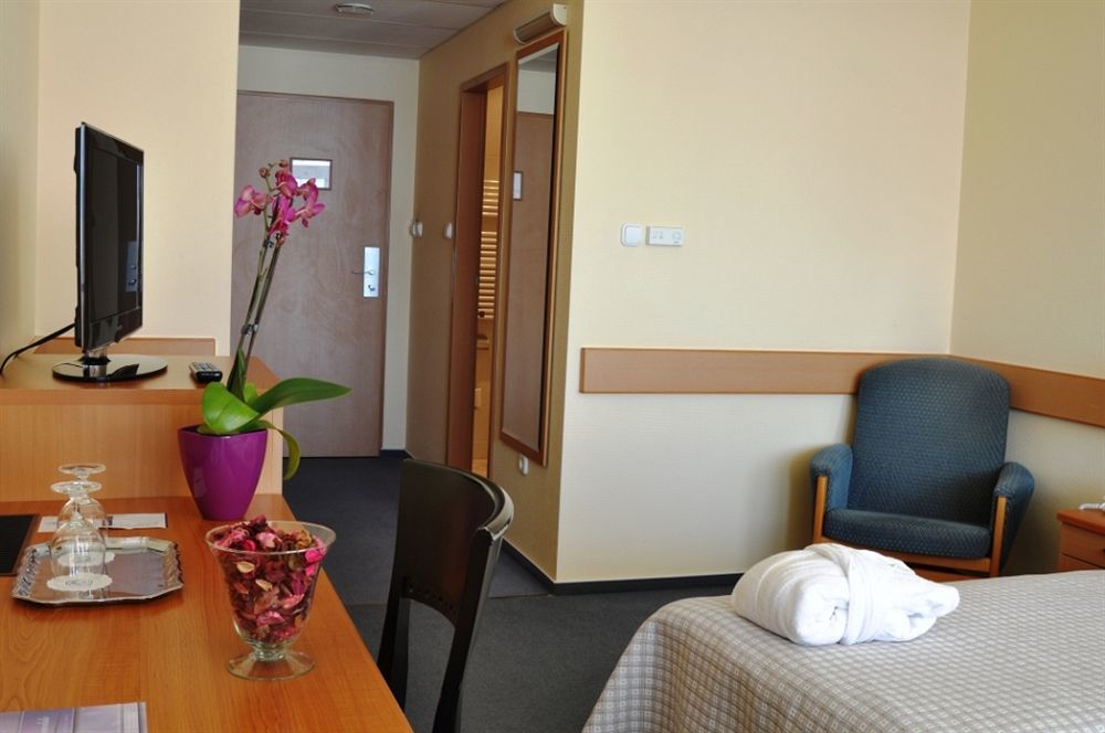 Hotel Marina Port Balatonkenese Quarto foto